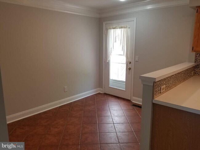Building Photo - 104 Hackley Ct