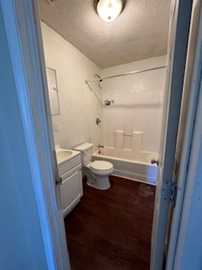 Building Photo - Convenient location