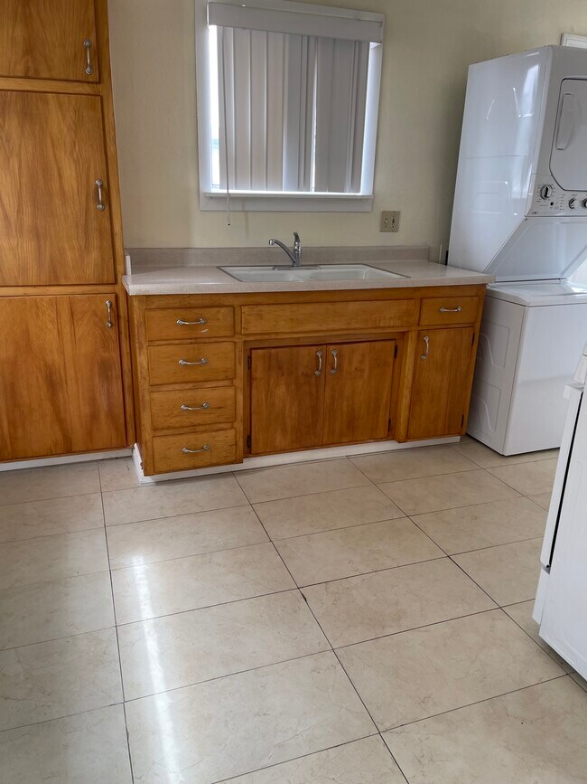Kitchen with washer and dryer - 125 N 14th St