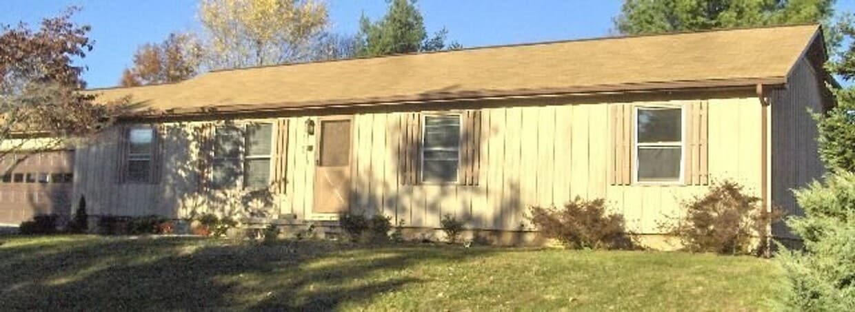 Primary Photo - 3 Bedroom 2 Bath House with 2 Car Garage