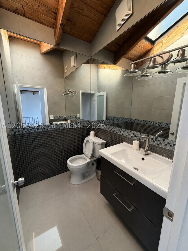 Building Photo - 313 Hendricks 4