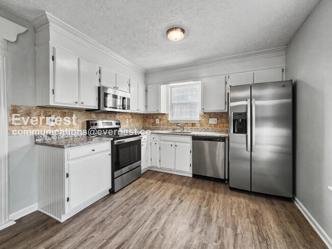 Building Photo - 3 Bed, 3 Bath with Fenced Yard & Garage / Pet-Friendly / Available Now!