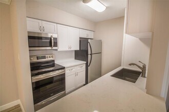 Building Photo - 2121 Fountain View Dr