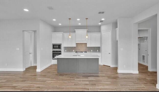Building Photo - 42841 Terraza Blvd