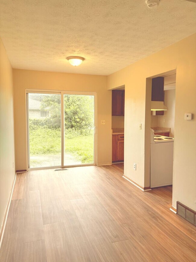 Foto del edificio - Beautiful 2BR 1.5BA Home w/ A/C • Driveway Parking in Gahanna