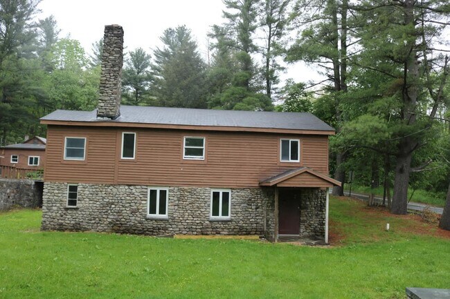 Foto del edificio - 1 Bedroom Freshly Painted Apartment with Bonus Room On Route 390 In Canadensis