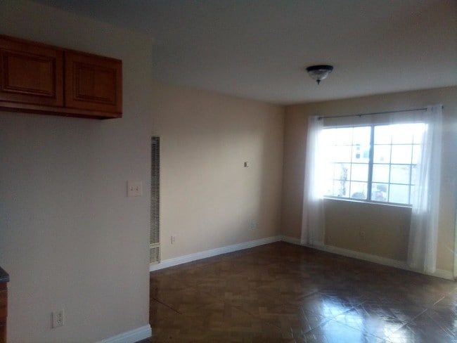 open space living area - 2106 S Ridgeley Dr Apartments