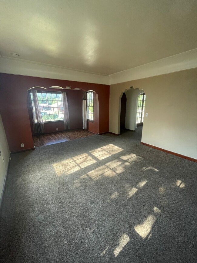 Building Photo - 1436 Swan St