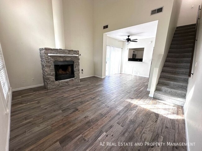 Photo - 1126 W Elliot Rd House