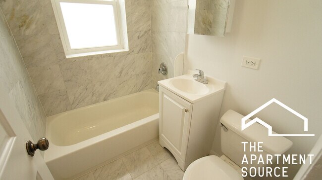 Foto del edificio - 2349 N Drake Ave