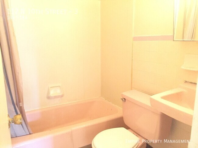 Building Photo - 3rd Floor: 1 Bedroom / 1 Bathroom Apartmen...