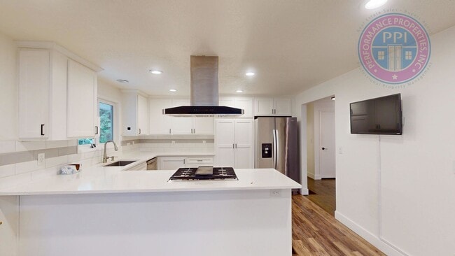 Building Photo - * DESIRABLE MILWAUKIE HOME!  A GARDENER'S ...