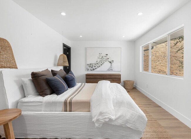 este es el dormitorio para huéspedes disponible para alquilar - 26212 Alizia Canyon Dr