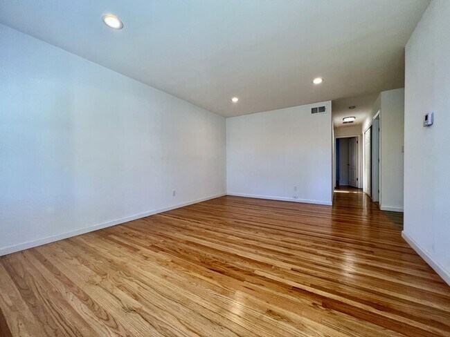 Building Photo - 6483 Windsor Ln