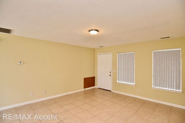 Building Photo - 3 br, 2.5 bath House - 109 Aubrey Trail