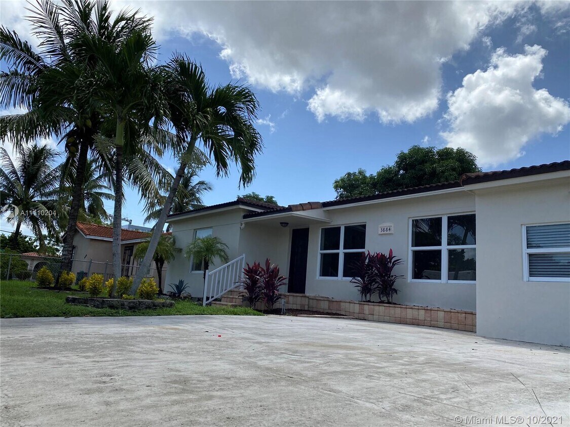 Foto principal - 3884 NW 2nd St