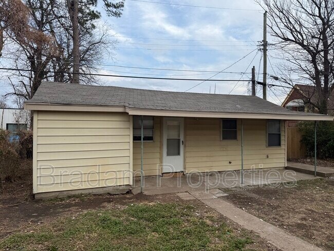 Building Photo - 1615 1/2 N Main St