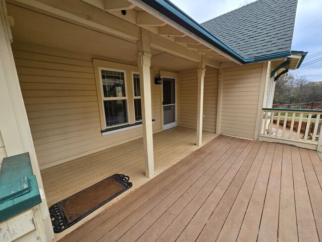 Foto del edificio - Cute 2 Bedroom House with Lovely Pond and ...