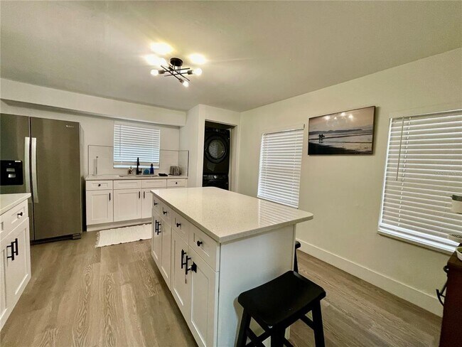 Foto del edificio - 2327 W Beach St