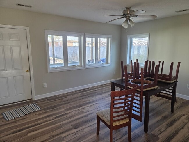 Foto del edificio - Very nice cute little house. 2 bedroom, 1 bath