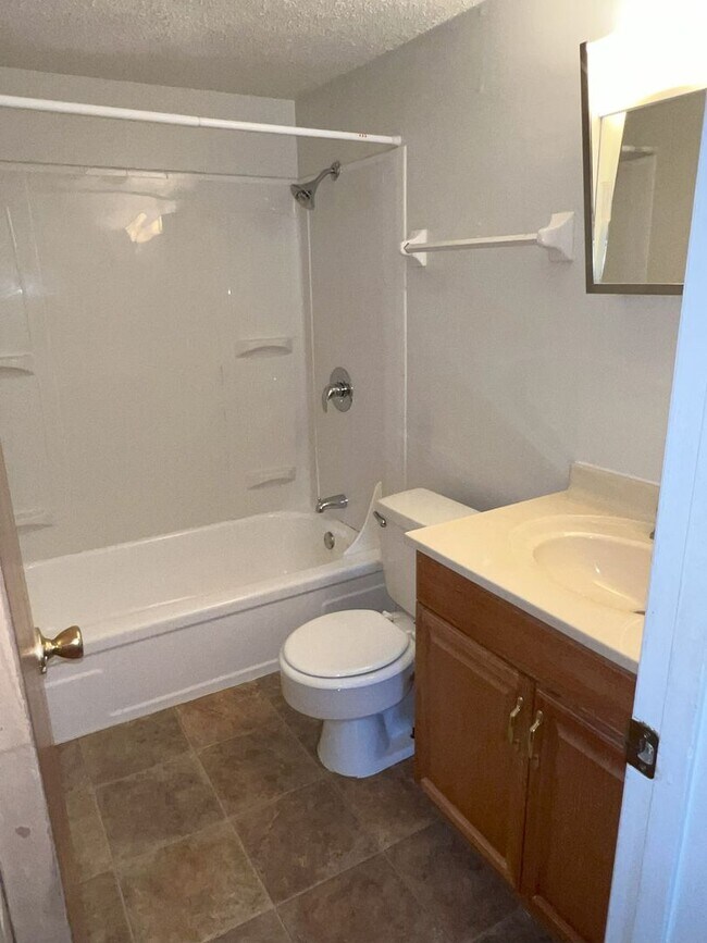 Foto del edificio - 2 Bedroom 1 Bath Garden Apartment Available