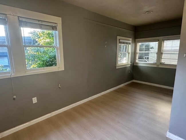 Building Photo - 5480 Vicente Way