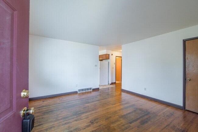 Building Photo - 130 Collingwood Ave