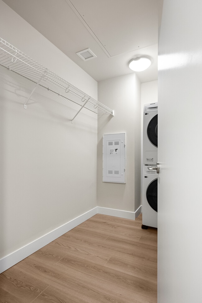 Building Photo - 641 Claremont