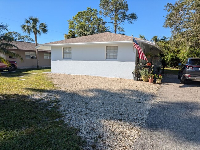 Foto del edificio - Studio Duplex - Annual Rental in East Naples