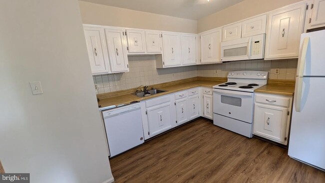 Building Photo - 13017 Robins Nest Terrace