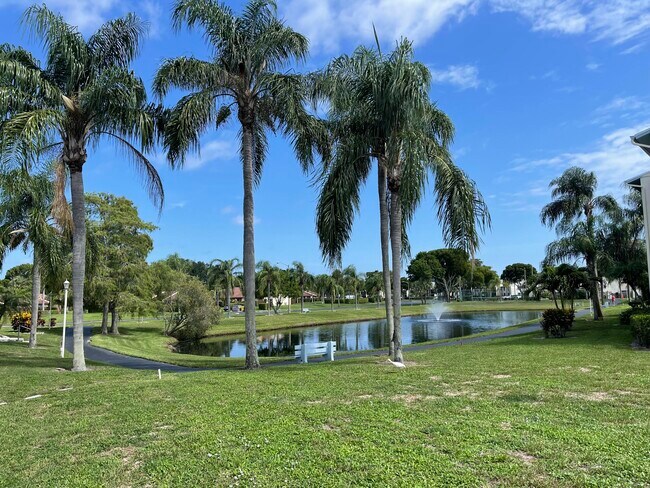 Foto del edificio - 1114 Green Pine Blvd