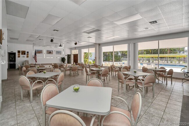 Foto del edificio - 20400 W Country Club Dr