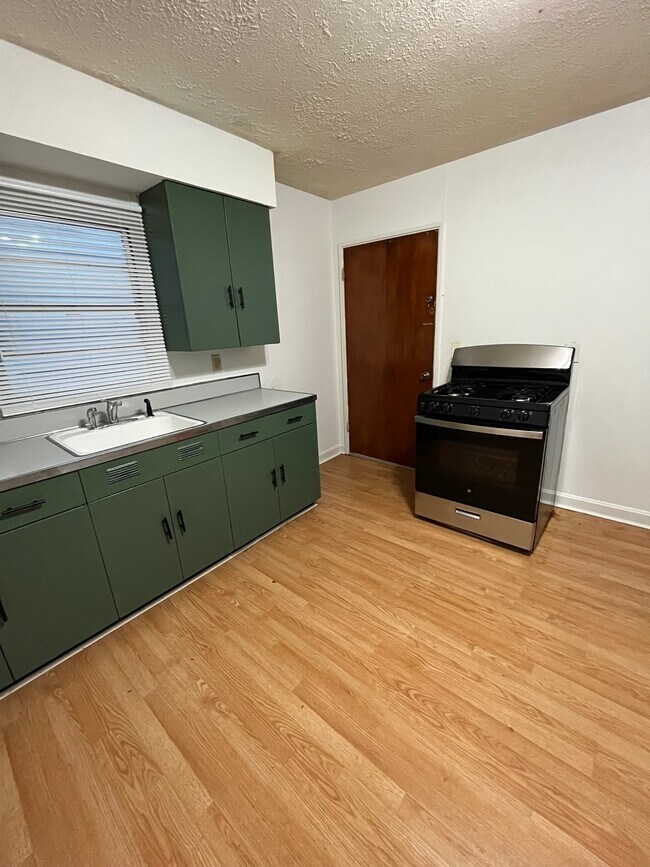 Building Photo - 425 Shelby Pky