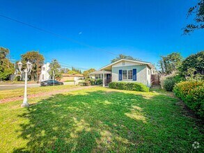 Building Photo - 9856 La Rosa Dr