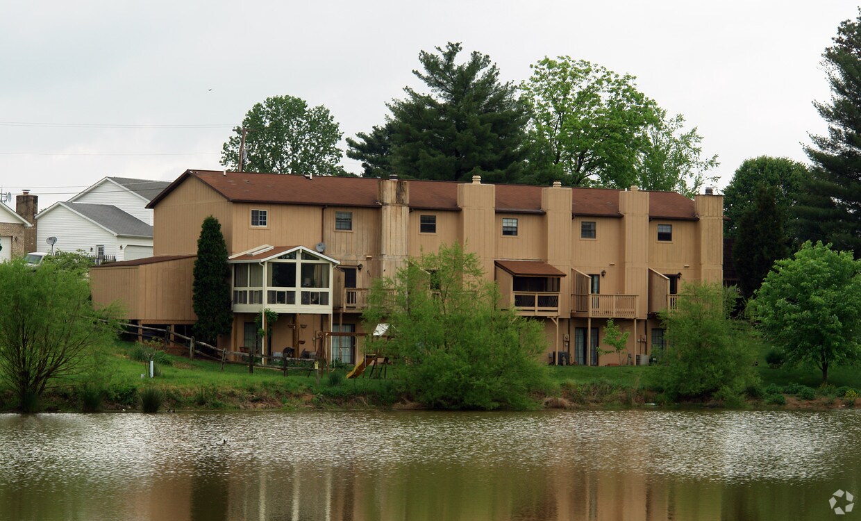 Lakeside Townhomes Apartments in Hurricane, WV