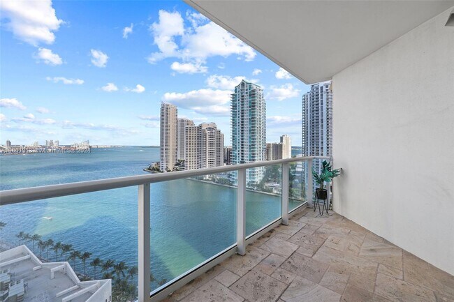 Foto del edificio - 300 S Biscayne Blvd