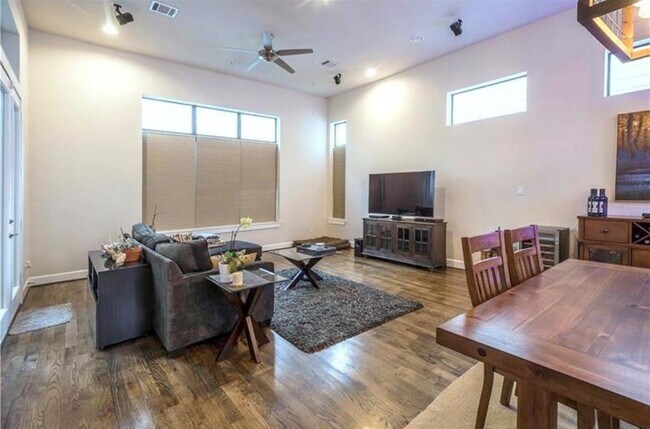 Foto del edificio - 5729 Larkin St