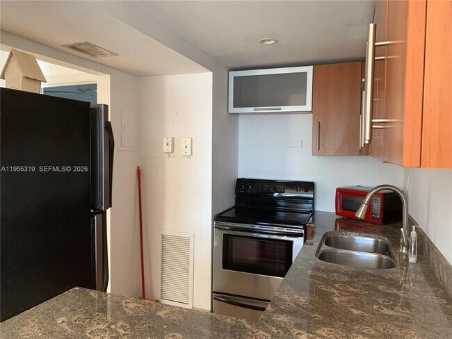 Foto del edificio - 650 NE 61st St