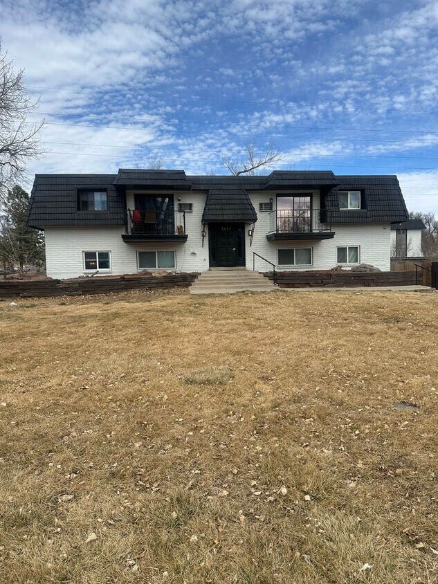 Spacious 1st Floor, 2 Bed, 1 Bath in Lakewood near Hwy 6! NEW MOVE IN SPECIAL! - Spacious 1st Floor, 2 Bed, 1 Bath in Lakewood near Hwy 6! NEW MOVE IN SPECIAL!