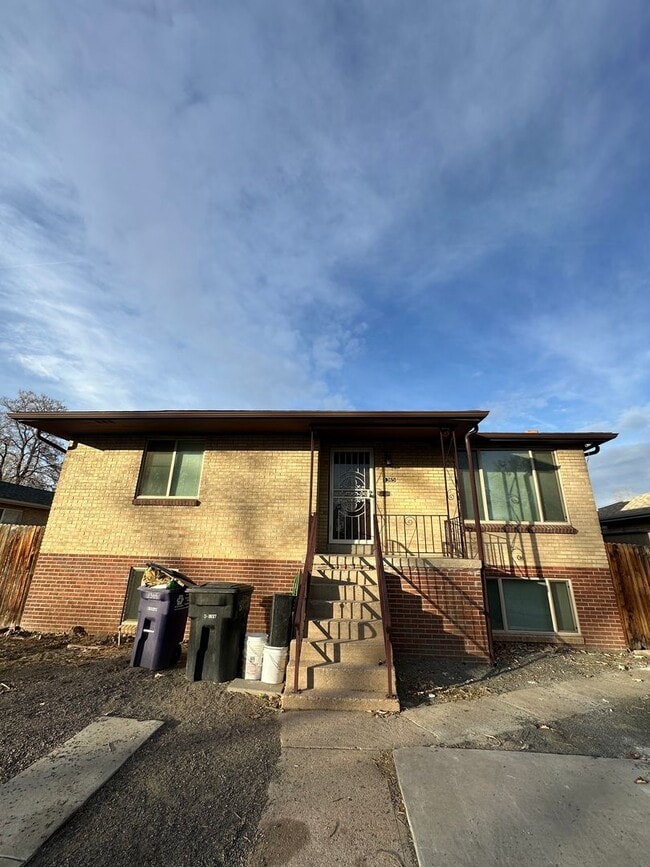 Building Photo - 1365 W Gill Pl