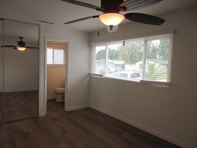 Foto del edificio - Charming 4-Bedroom Home in Granada Hills –...