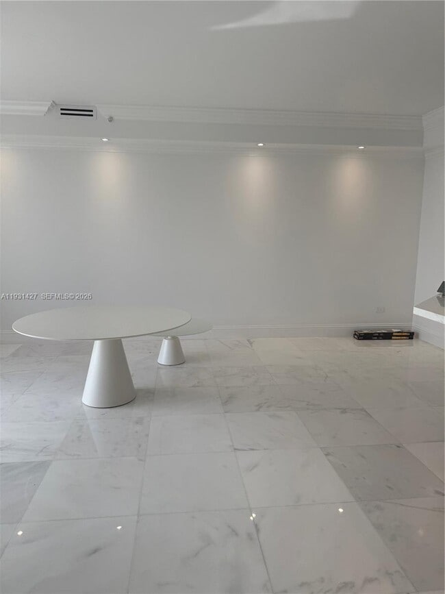 Building Photo - 848 Brickell Key Dr