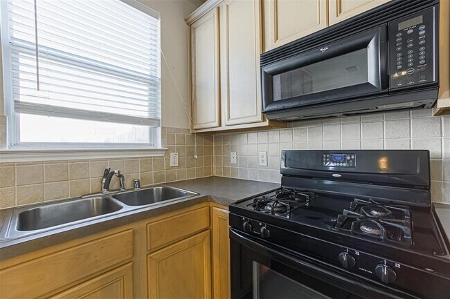 Building Photo - 8031 Fisher Glen Ln