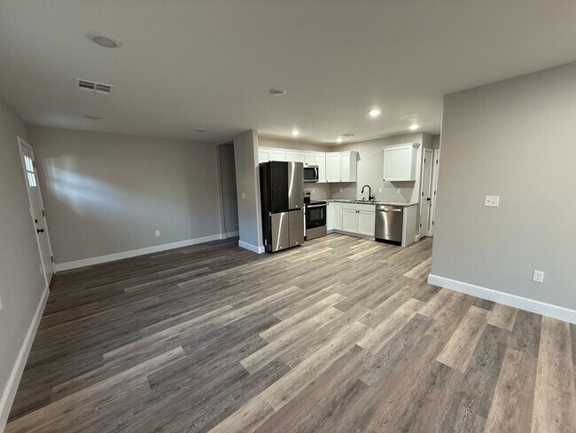 Foto del edificio - BRAND NEW BUILD: 3 BEDROOM/ 2 BATHROOM HOUSE IN CARTERVILLE MO WITH 2 CAR GARAGE!!!