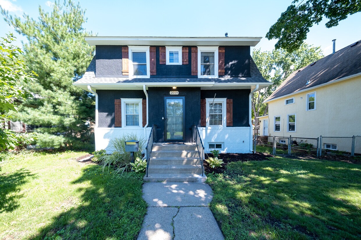 Foto principal - 2019 19th Ave NE