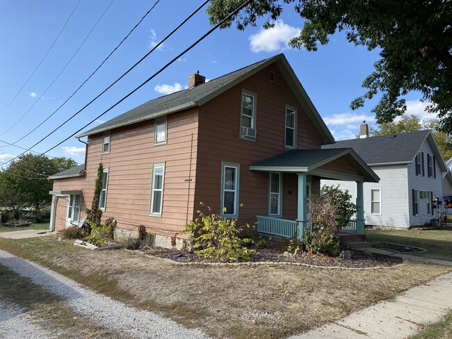 Building Photo - 928 7th St