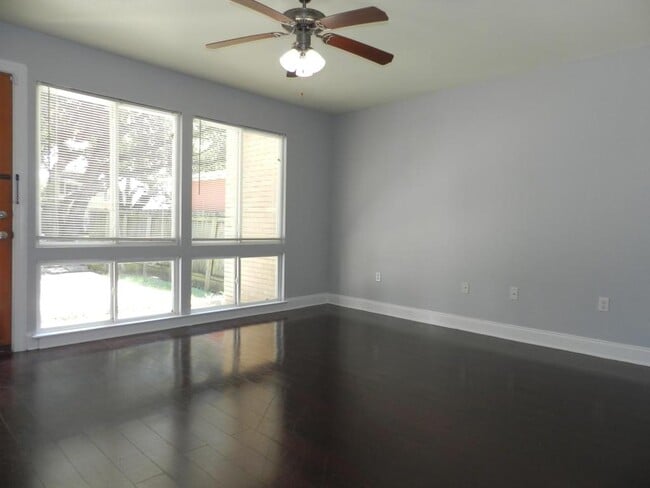 Building Photo - 6602 Bellaire Dr