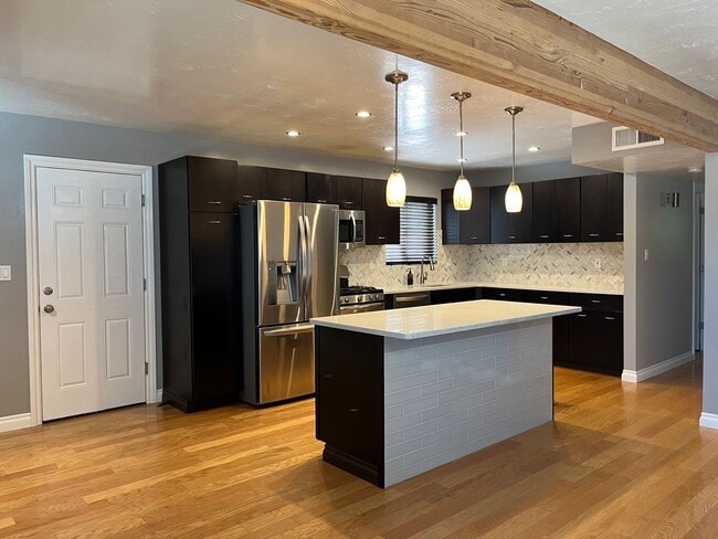 Building Photo - Cute tree street home with 2 car garage!!