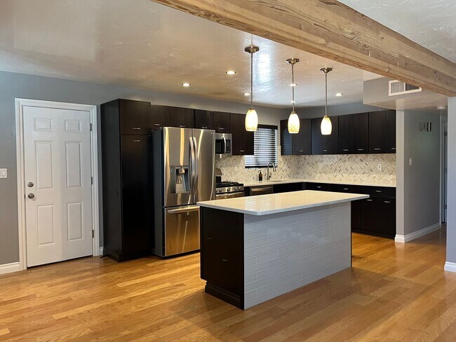 Foto del edificio - Cute tree street home with 2 car garage!!