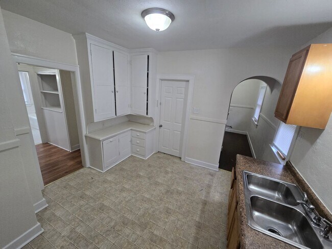 Building Photo - 3302-3304 Parkwood